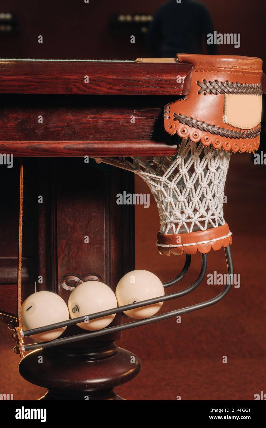 Une table de billard avec des balles qui ont déjà été jouées dans le club de billard.jouant au billard. Banque D'Images