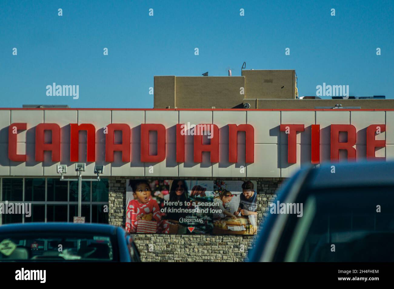 Le 2020 décembre, Toronto - panneau de la vitrine Canadian tire.L'entreprise est un détaillant de pièces automobiles, de produits ménagers, de matériel et de produits sportifs Banque D'Images