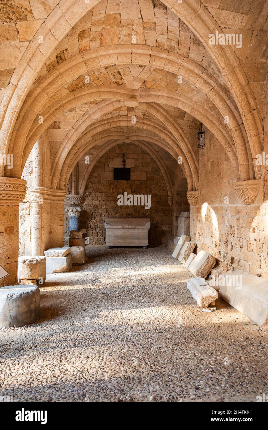 Les locaux intérieurs du Musée archéologique national sur l'île de Rhodes dans la vieille ville éponyme de Rhodes, Grèce Banque D'Images