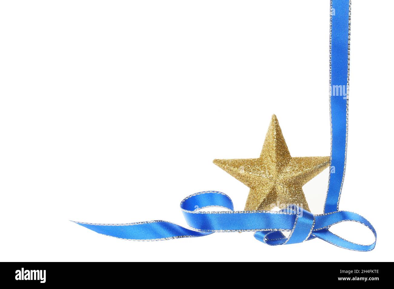 Décoration de Noël, étoile dorée scintillante drapée d'un ruban bleu et argent, isolée du blanc Banque D'Images