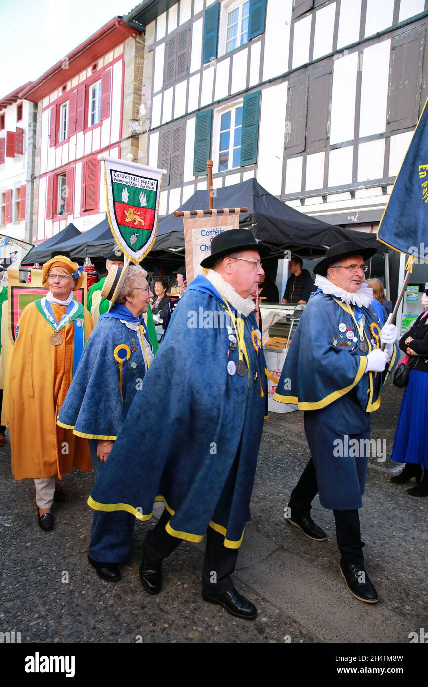 Une parade dans les rues d'Espelette pour la tête du piment, pays Basque, France. Banque D'Images