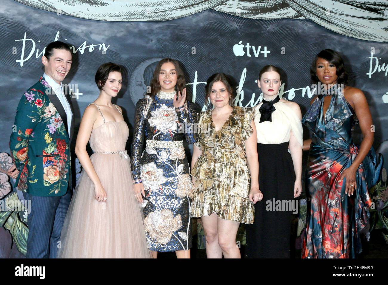 Los Angeles Californie 1er Novembre 21 Adrian Blake Enscoe Ella Hunt Hailee Steinfeld Alena Smith Anna Baryshnikov Amanda Warren Aux Arrivees Pour Dickinson Saison 3 Premiere Sur Apple Tv Le Pacific Design Center A