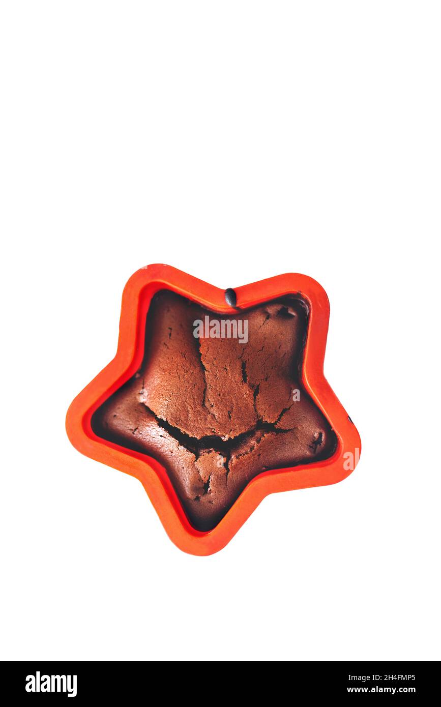 Délicieux biscuits aux pépites de chocolat faits maison avec des fissures tendres sur un fond blanc.Plat de cuisson sous forme d'étoile.Cuisine et concept de Noël.Copier l'espace Banque D'Images