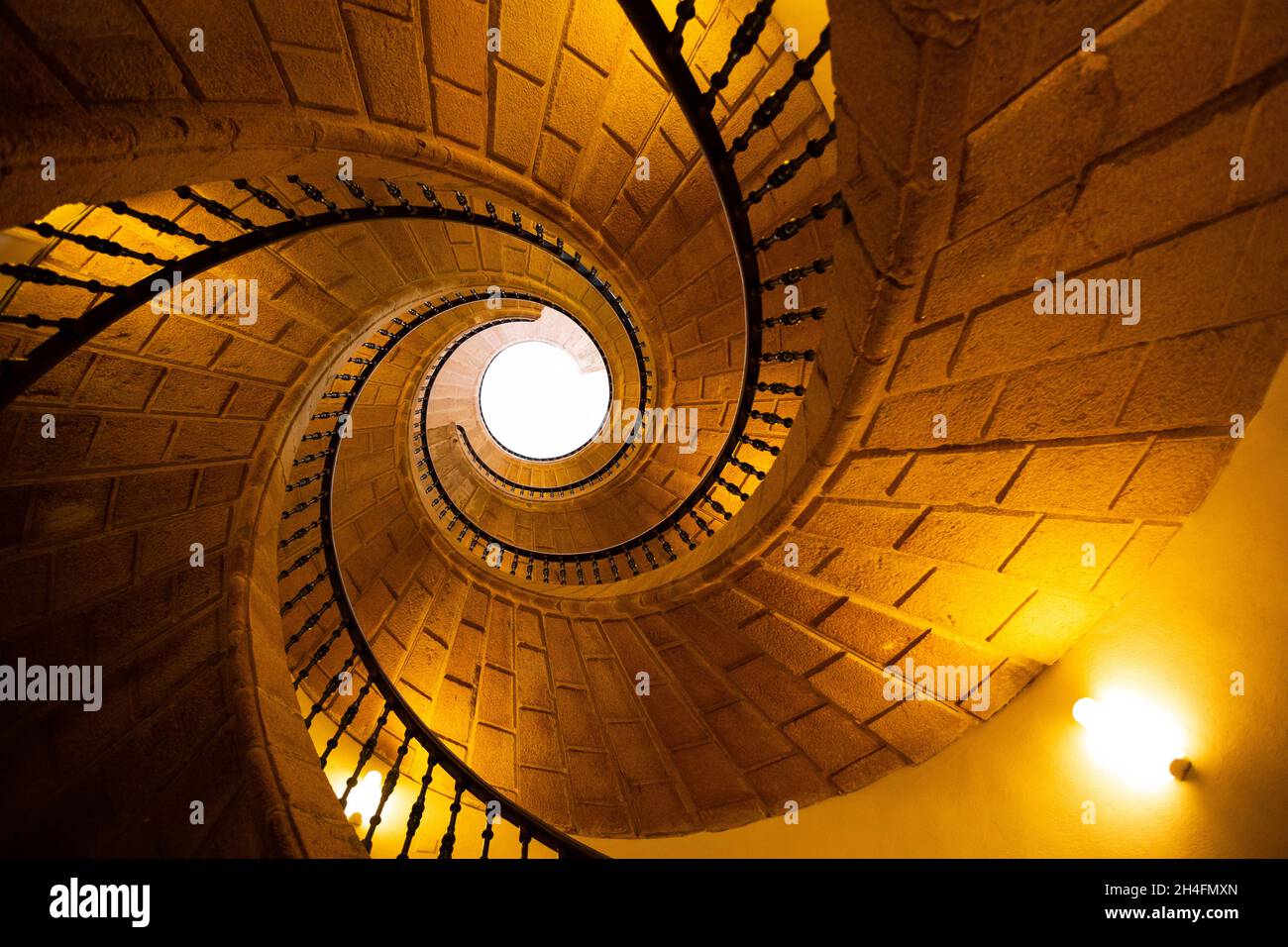 Escalier en spirale doré à San Domingo de Bonaval, Saint-Jacques-de-Compostelle, Espagne. Banque D'Images