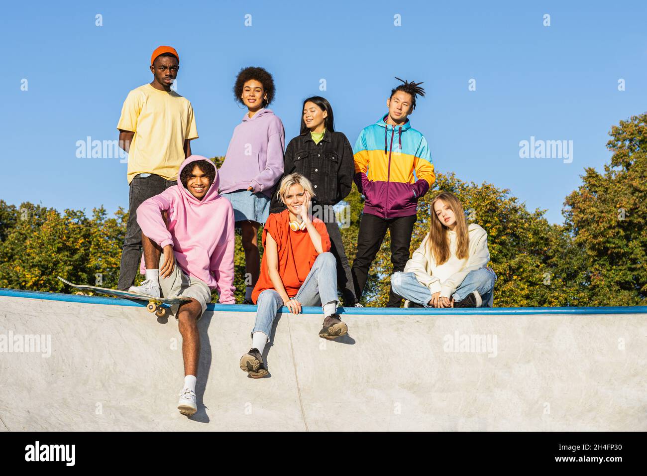Multiculturel Groupe multiculturel de jeunes amis se liant à l'extérieur et s'amuser ...