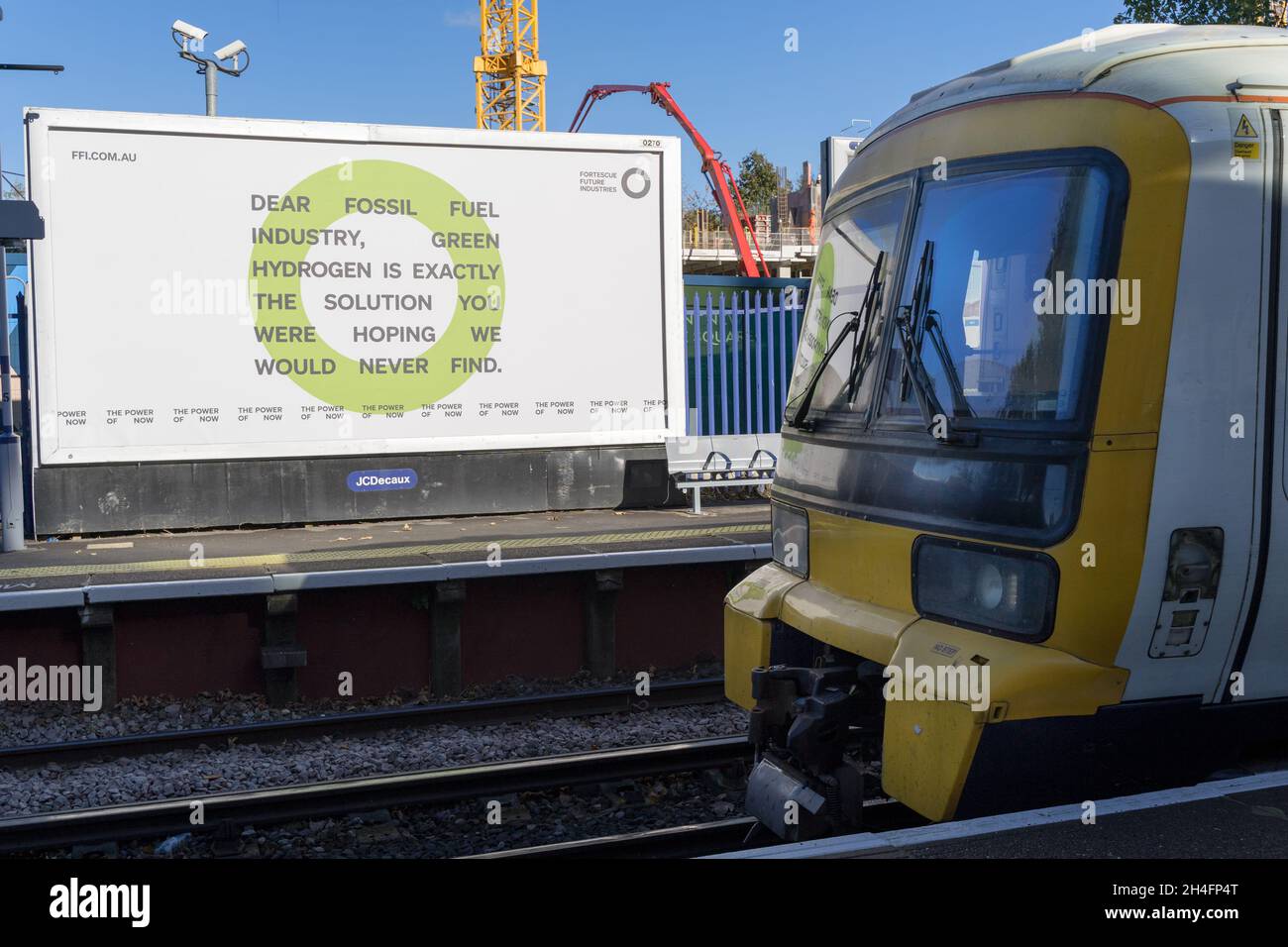 Le message du panneau d'affichage indique « Ear Fossil Fuel Industry, Green Hydrogen is exactement la solution que vous espériez que nous ne trouverions jamais » Londres Angleterre Royaume-Uni Banque D'Images