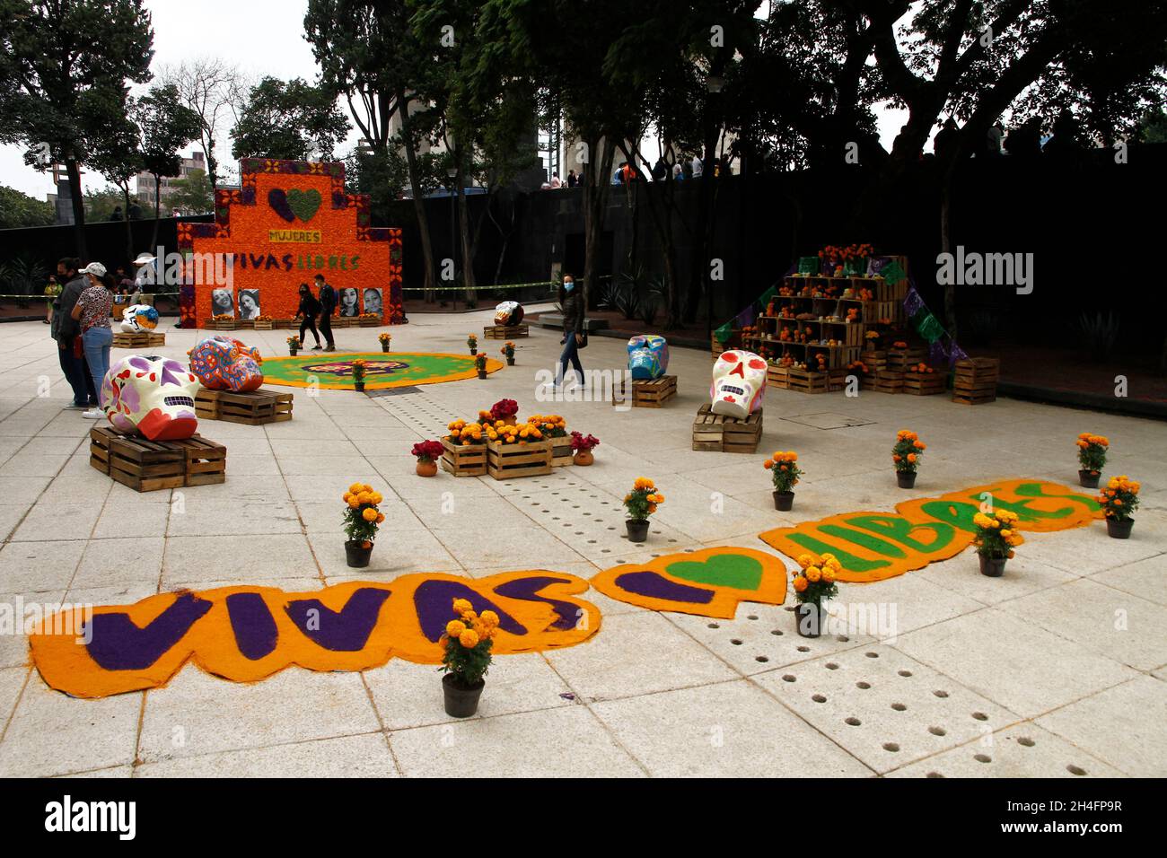 Non exclusif: Un méga autel vivant des femmes, les femmes libres , en mémoire aux victimes du féminicide au Mexique comme protestation pour exiger la justice au Monument à la Banque D'Images
