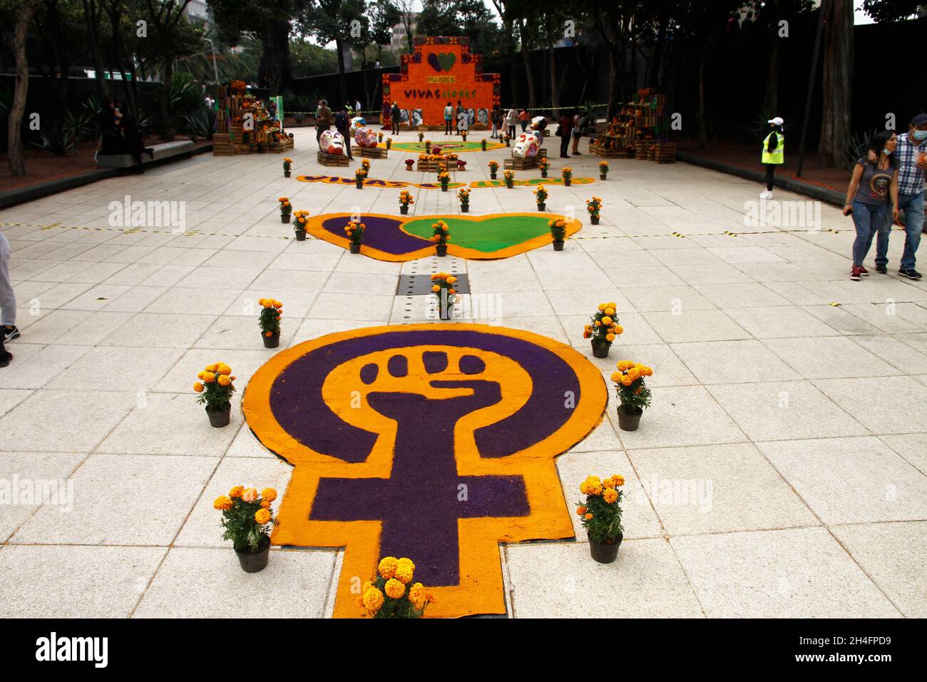 Non exclusif: Un méga autel vivant des femmes, les femmes libres , en mémoire aux victimes du féminicide au Mexique comme protestation pour exiger la justice au Monument à la Banque D'Images