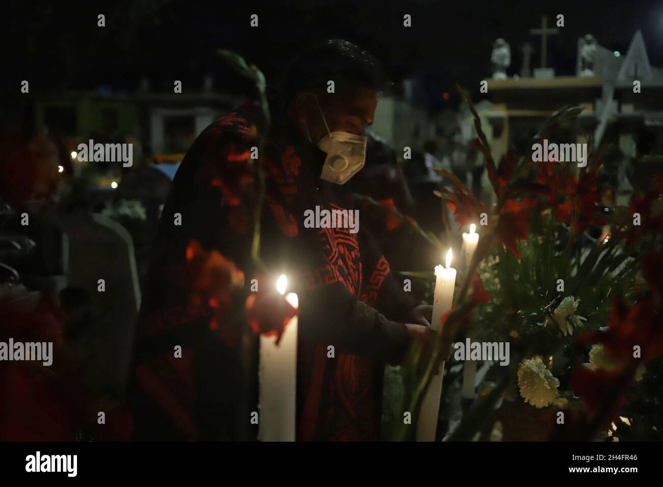 Non exclusif: Vue d'un tombeau au cimetière de San Pedro Tláhuac, pour attendre l'arrivée de leurs proches décédés, les parents décorent avec des fleurs, b Banque D'Images