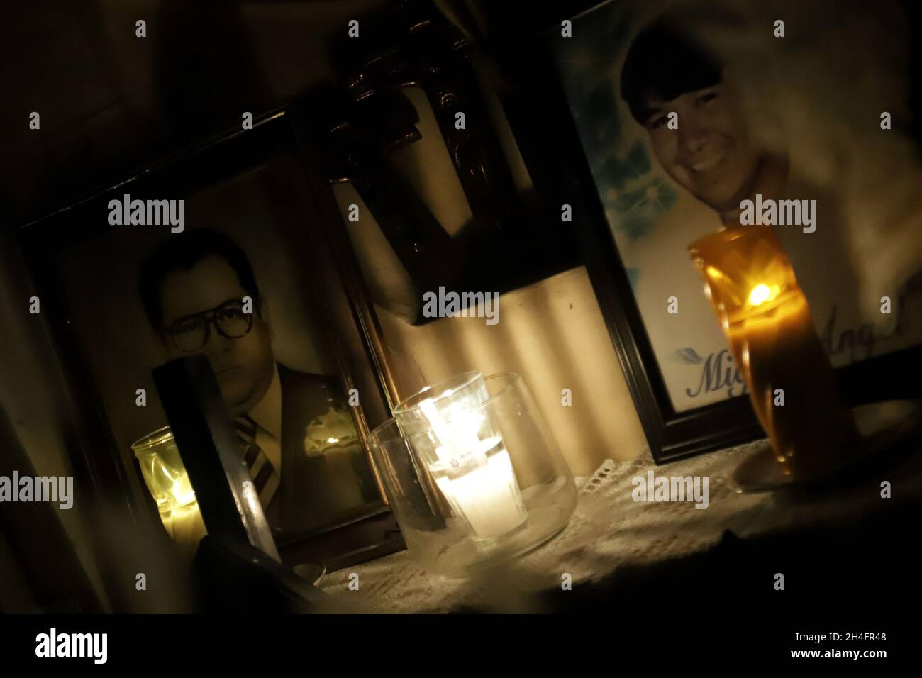 Non exclusif: Vue d'un tombeau au cimetière de San Pedro Tláhuac, pour attendre l'arrivée de leurs proches décédés, les parents décorent avec des fleurs, b Banque D'Images