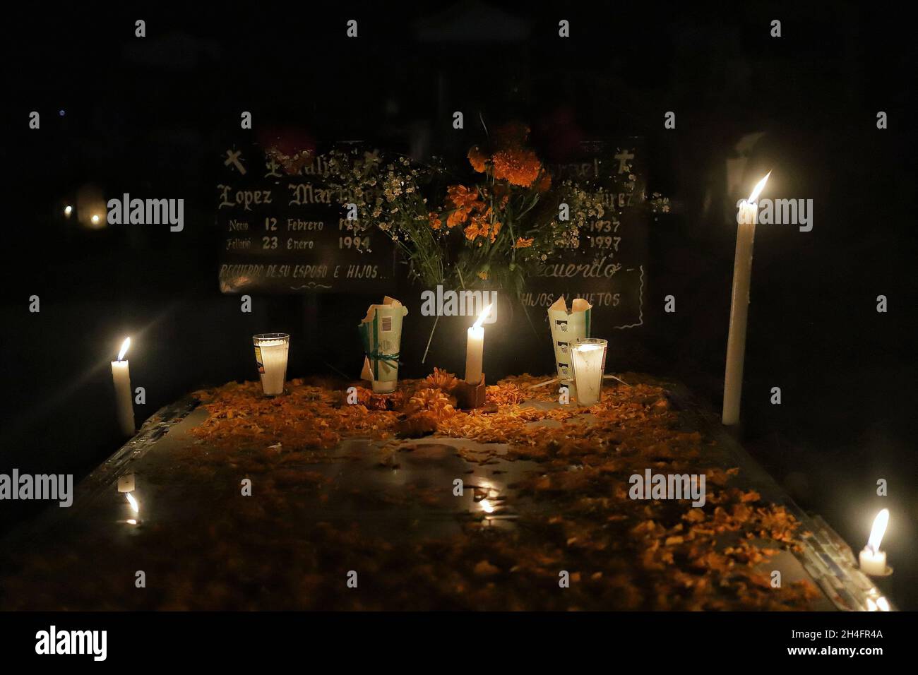 Non exclusif: Vue d'un tombeau au cimetière de San Pedro Tláhuac, pour attendre l'arrivée de leurs proches décédés, les parents décorent avec des fleurs, b Banque D'Images