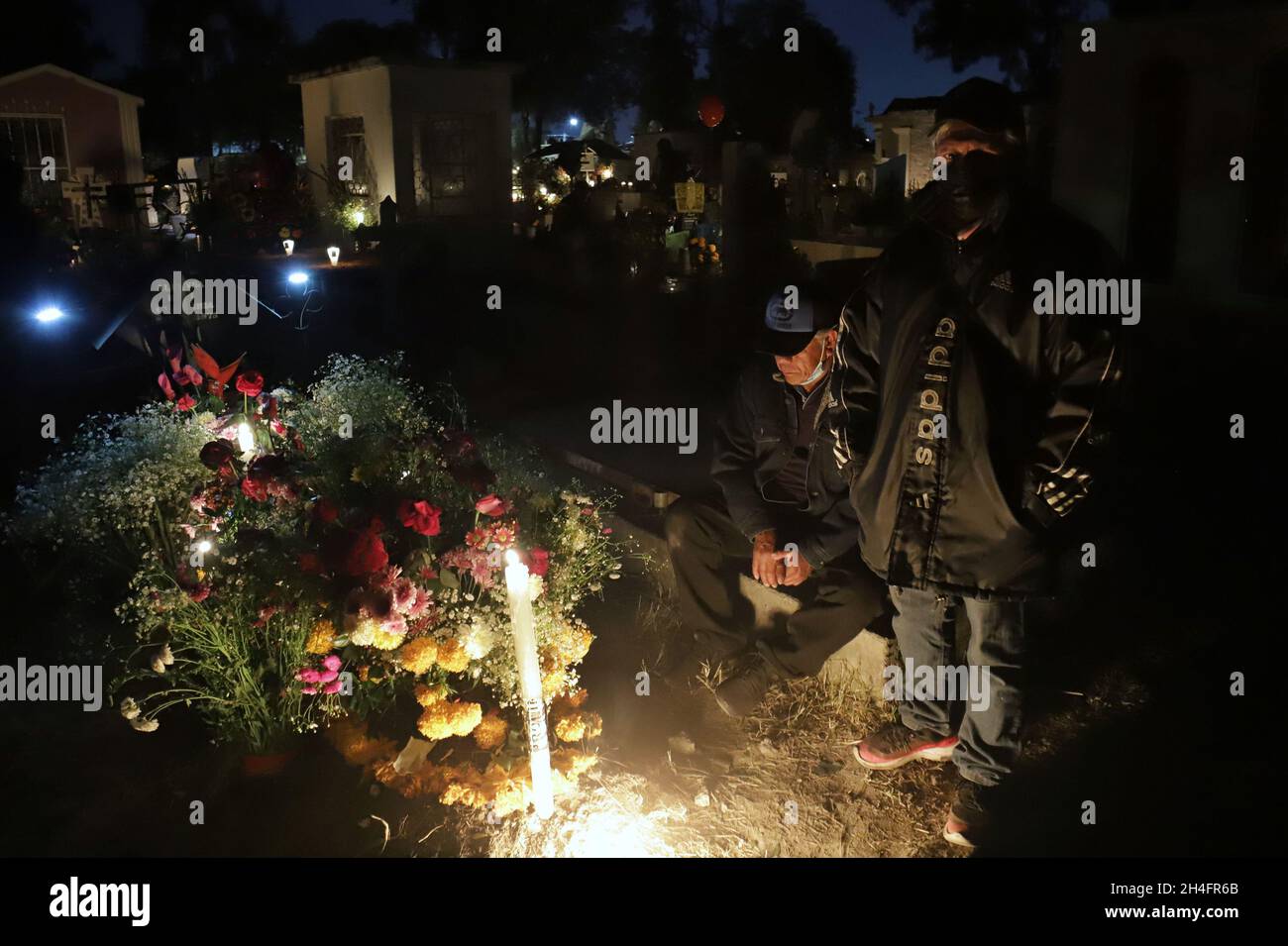 Non exclusif: Vue d'un tombeau au cimetière de San Pedro Tláhuac, pour attendre l'arrivée de leurs proches décédés, les parents décorent avec des fleurs, b Banque D'Images