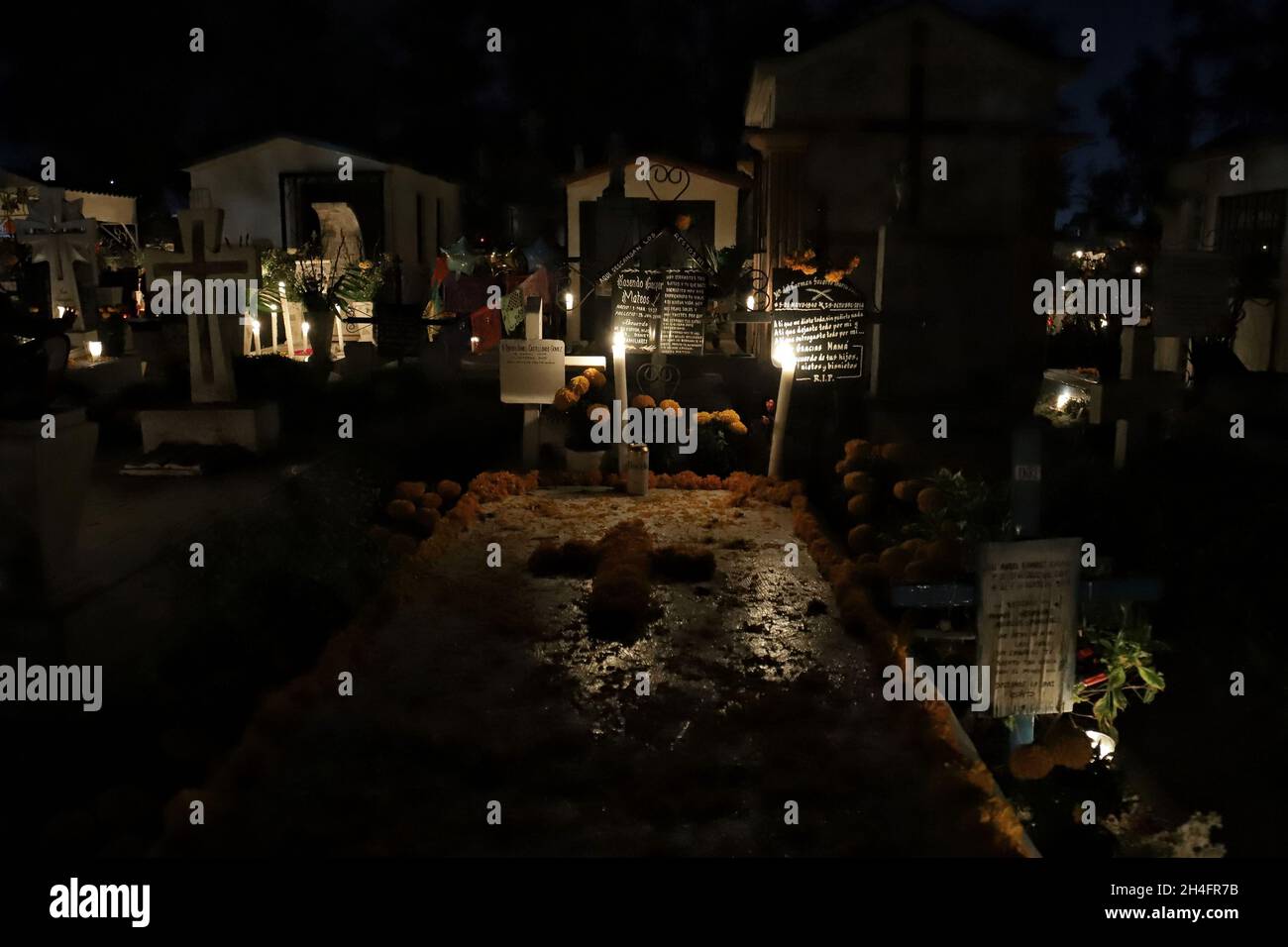 Non exclusif: Vue d'un tombeau au cimetière de San Pedro Tláhuac, pour attendre l'arrivée de leurs proches décédés, les parents décorent avec des fleurs, b Banque D'Images