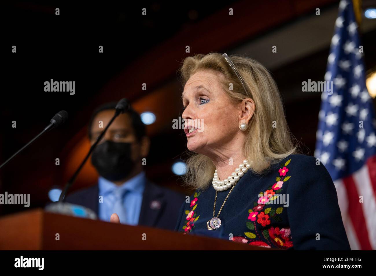 Debbie Dingell (démocrate du Michigan), représentante des États-Unis, fait des remarques lors d'une conférence de presse au Capitole des États-Unis à Washington, DC, le mardi 2 novembre 2021.Crédit : Rod Lamkey/CNP/MediaPunch Banque D'Images