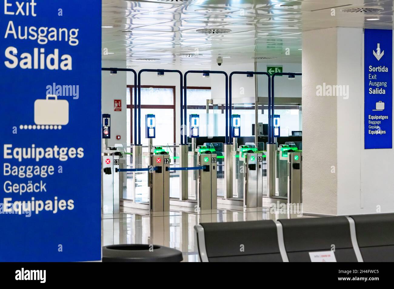 Barrières de sécurité automatisées au contrôle des passeports dans le terminal de l'aéroport de Palma E-Gates EES european Exit Entry system Banque D'Images