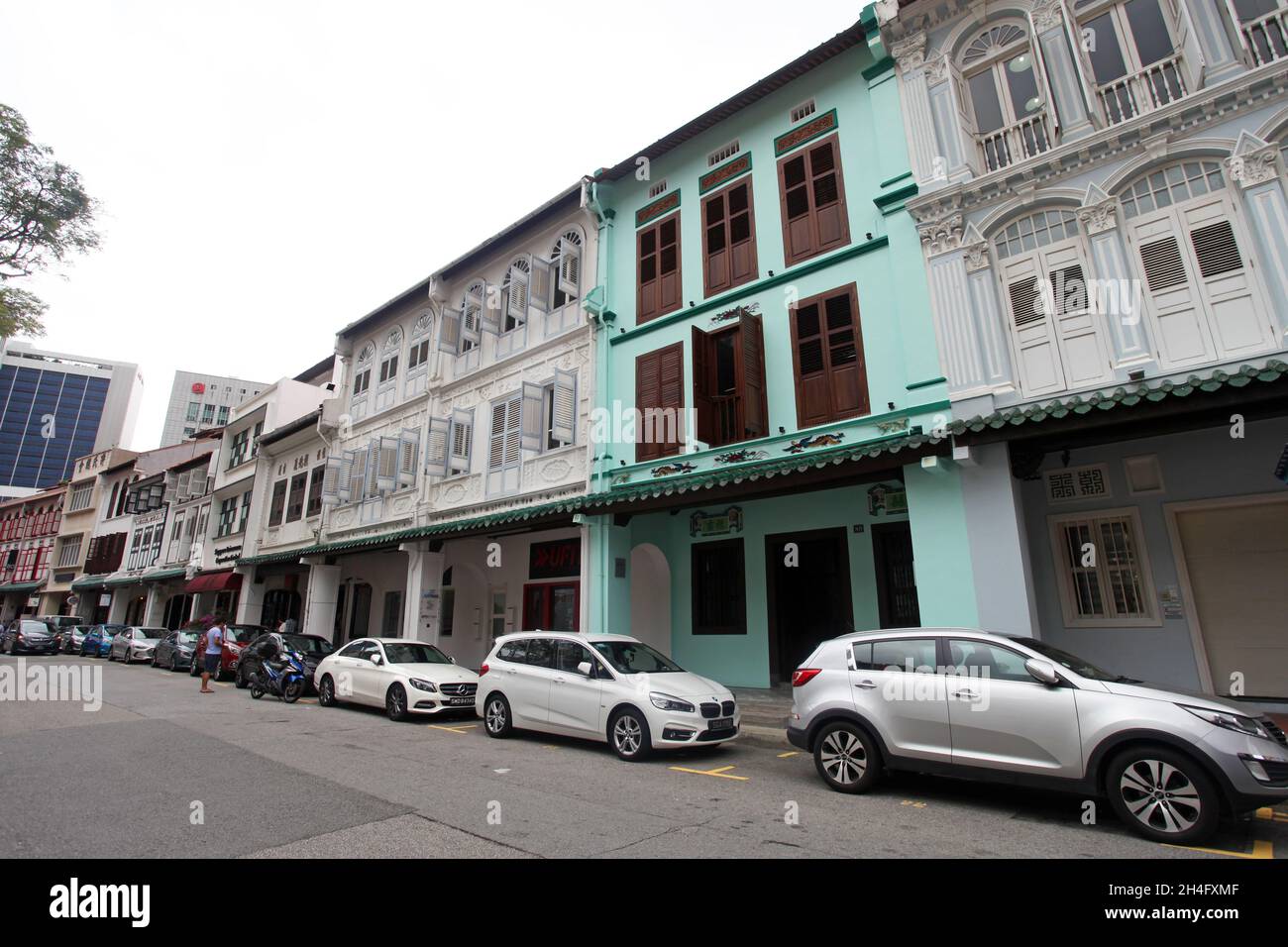 Amoy Street, dans le quartier chinois de Singapour, avec des magasins en terrasse avec des volets et des voitures garées le long du bord de la route. Banque D'Images