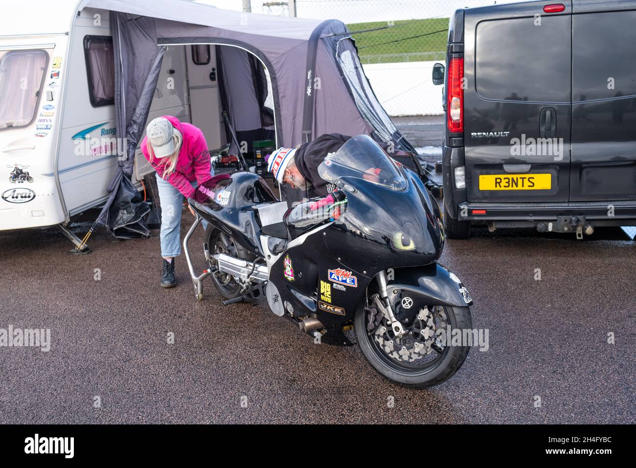 Course de dragsters et partenaire, réglage et préparation d'un vélo de course de dragsters dans la fosse extérieure du chemin de câbles et de la piste de dragsters de Santa Pod, octobre 2021 Banque D'Images