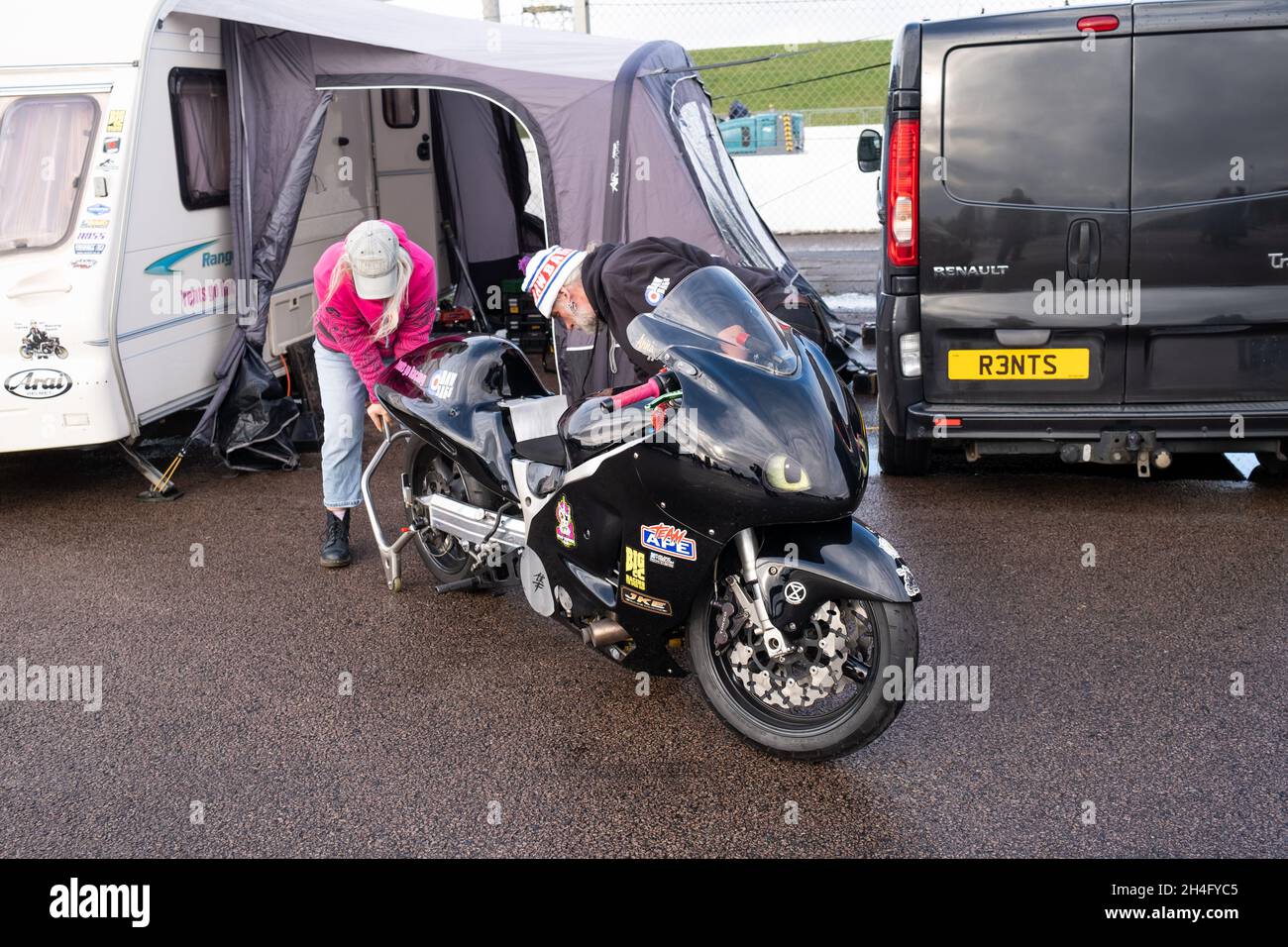 Course de dragsters et partenaire, réglage et préparation d'un vélo de course de dragsters dans la fosse extérieure du chemin de câbles et de la piste de dragsters de Santa Pod, octobre 2021 Banque D'Images