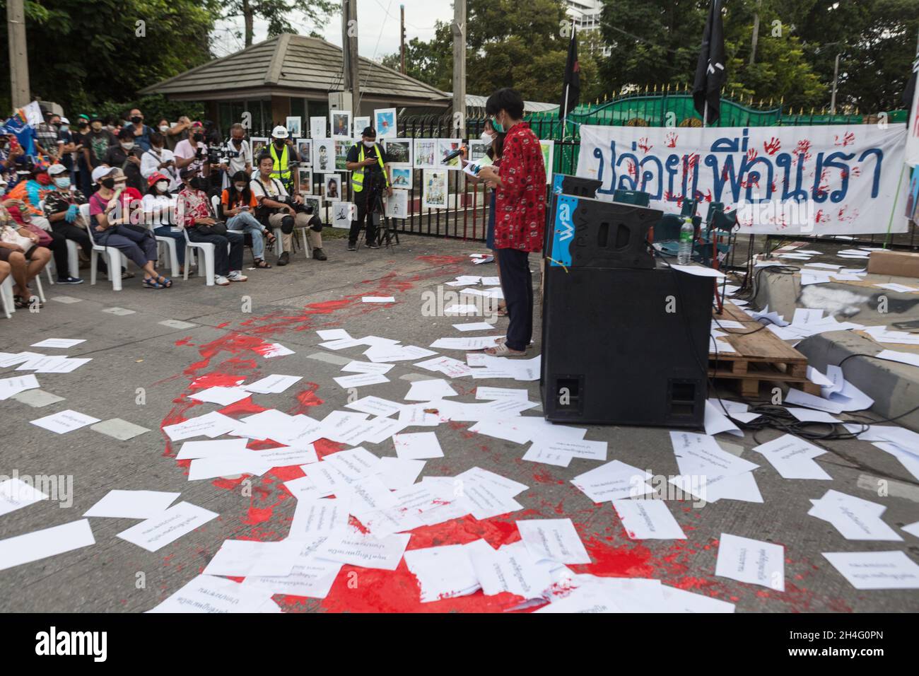 Bangkok, Thaïlande.13 octobre 2021.Les manifestants parlent de l'abrogation de la loi sur la majesté lese devant une prison de Bangkok.(Photo d'Atiwat Silpamethanont/Pacific Press/Sipa USA) crédit: SIPA USA/Alay Live News Banque D'Images