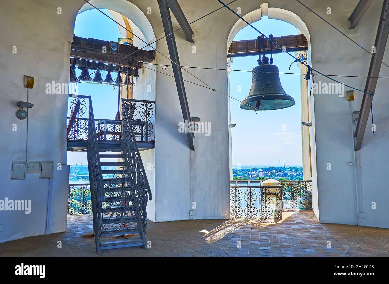 La terrasse supérieure avec des cloches de la grande tour médiévale de la cloche de Kiev Pechersk Lavra Monastère, Kiev, Ukraine Banque D'Images