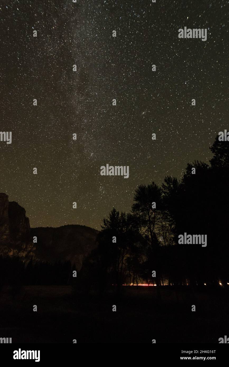 Super nuit étoilée avec vue sur la voie lactée dans la vallée de Yosemite, États-Unis Banque D'Images