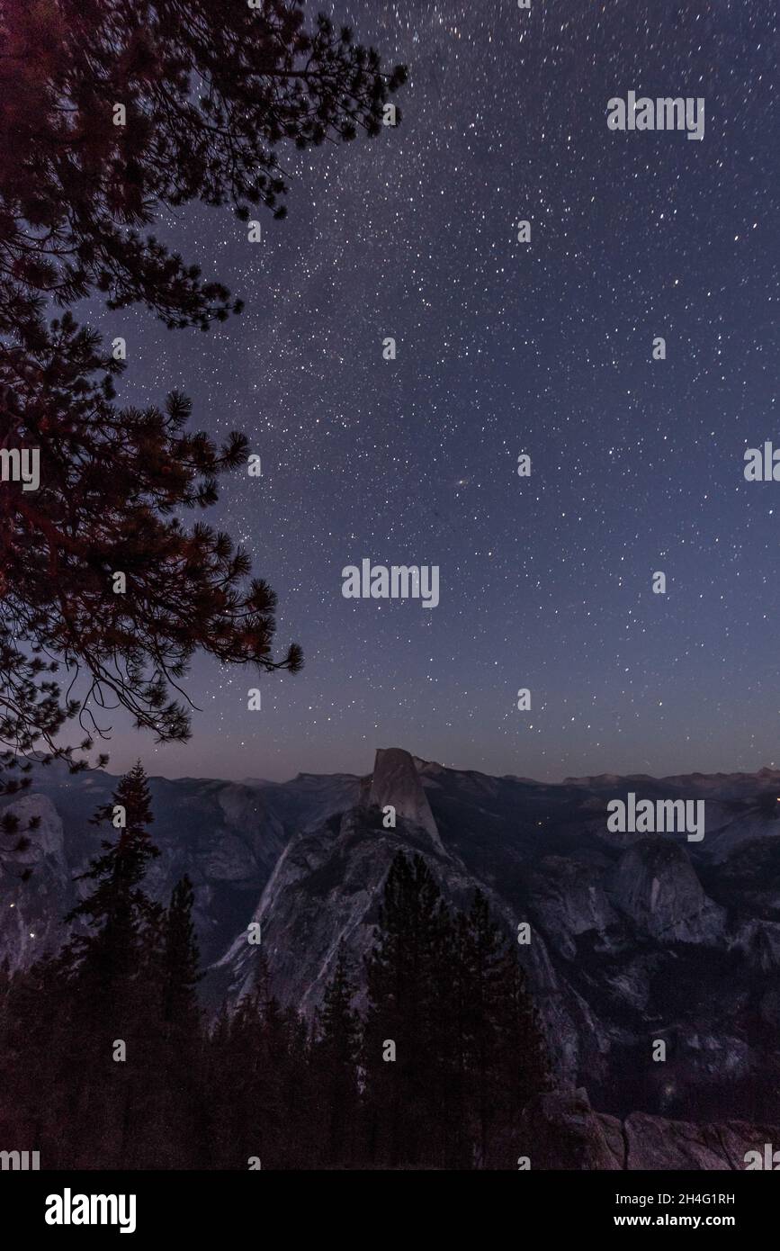 Ciel nocturne pittoresque au-dessus de la célèbre montagne Half Dome, Yosemite NP, États-Unis Banque D'Images