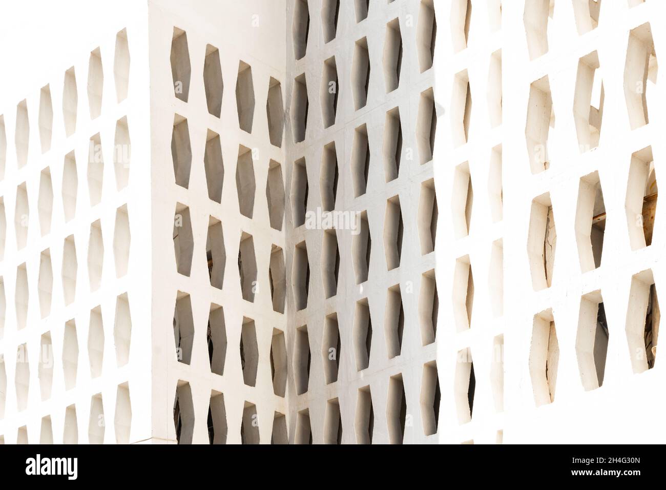Décor abstrait de murs et de fenêtres blancs dans un hôtel de Sant Elm Mallorca Banque D'Images
