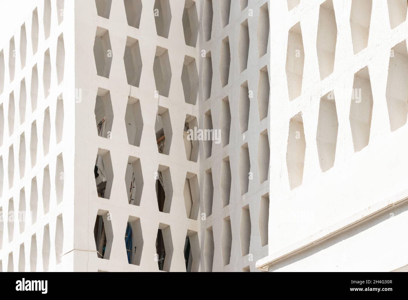 Décor abstrait de murs et de fenêtres blancs dans un hôtel de Sant Elm Mallorca Banque D'Images