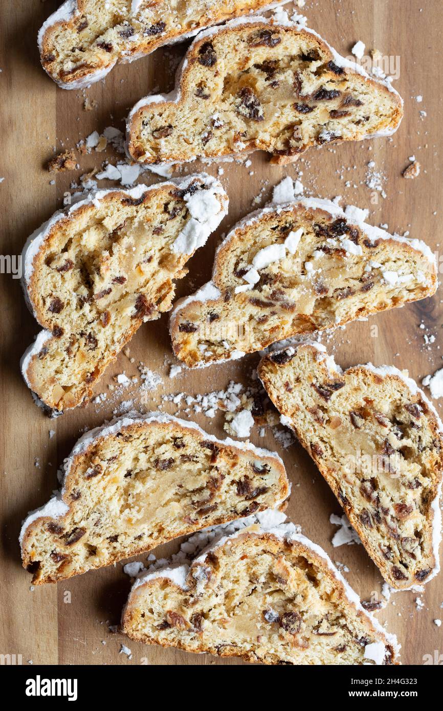 Directement au-dessus de la dose de gâteau de massepain Stollen avec du sucre glace, tranché Banque D'Images