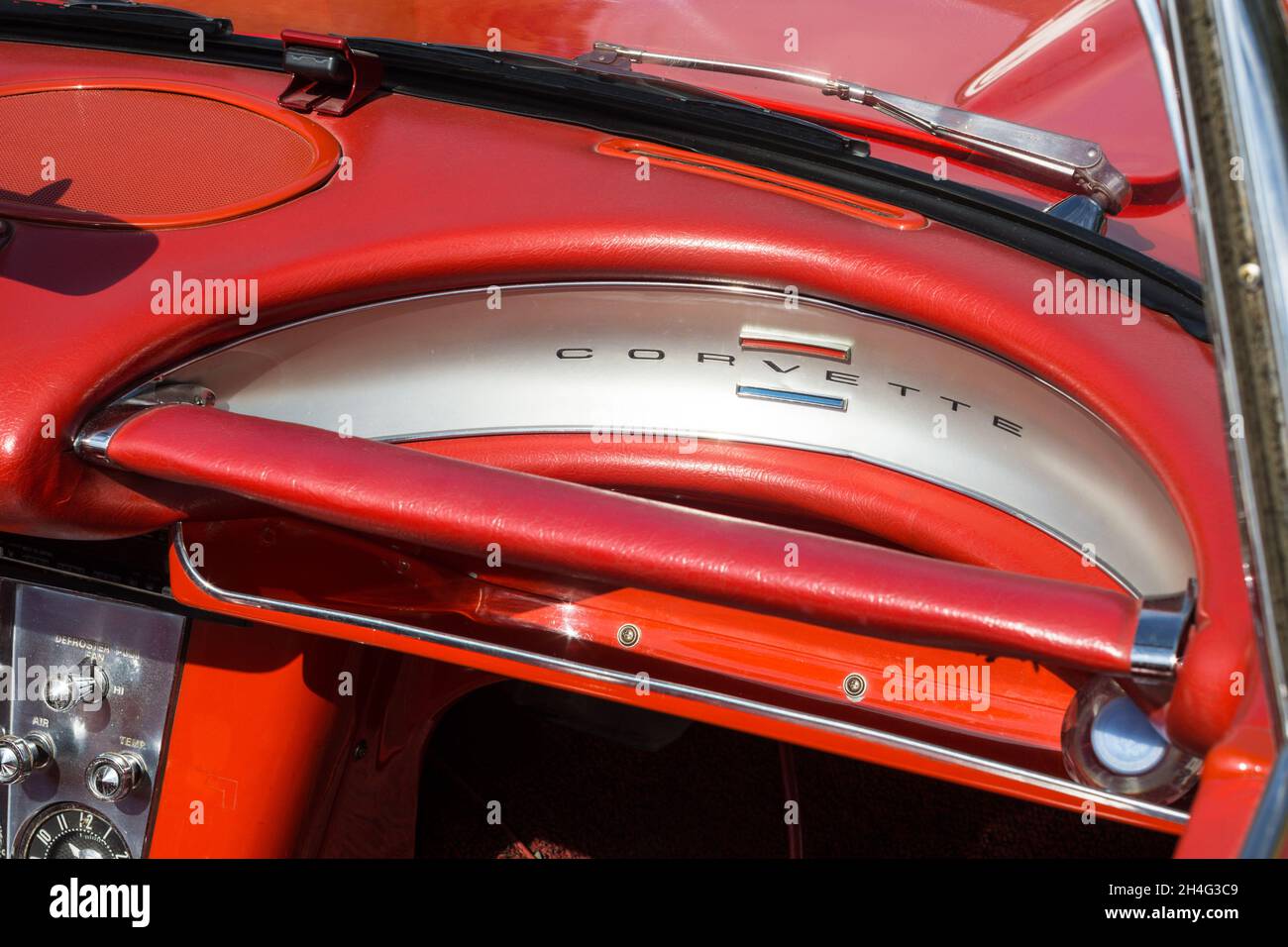 Gros plan sur le tableau de bord en cuir d'une voiture sport classique American Corvette C1 1960 de Chevrolet Banque D'Images