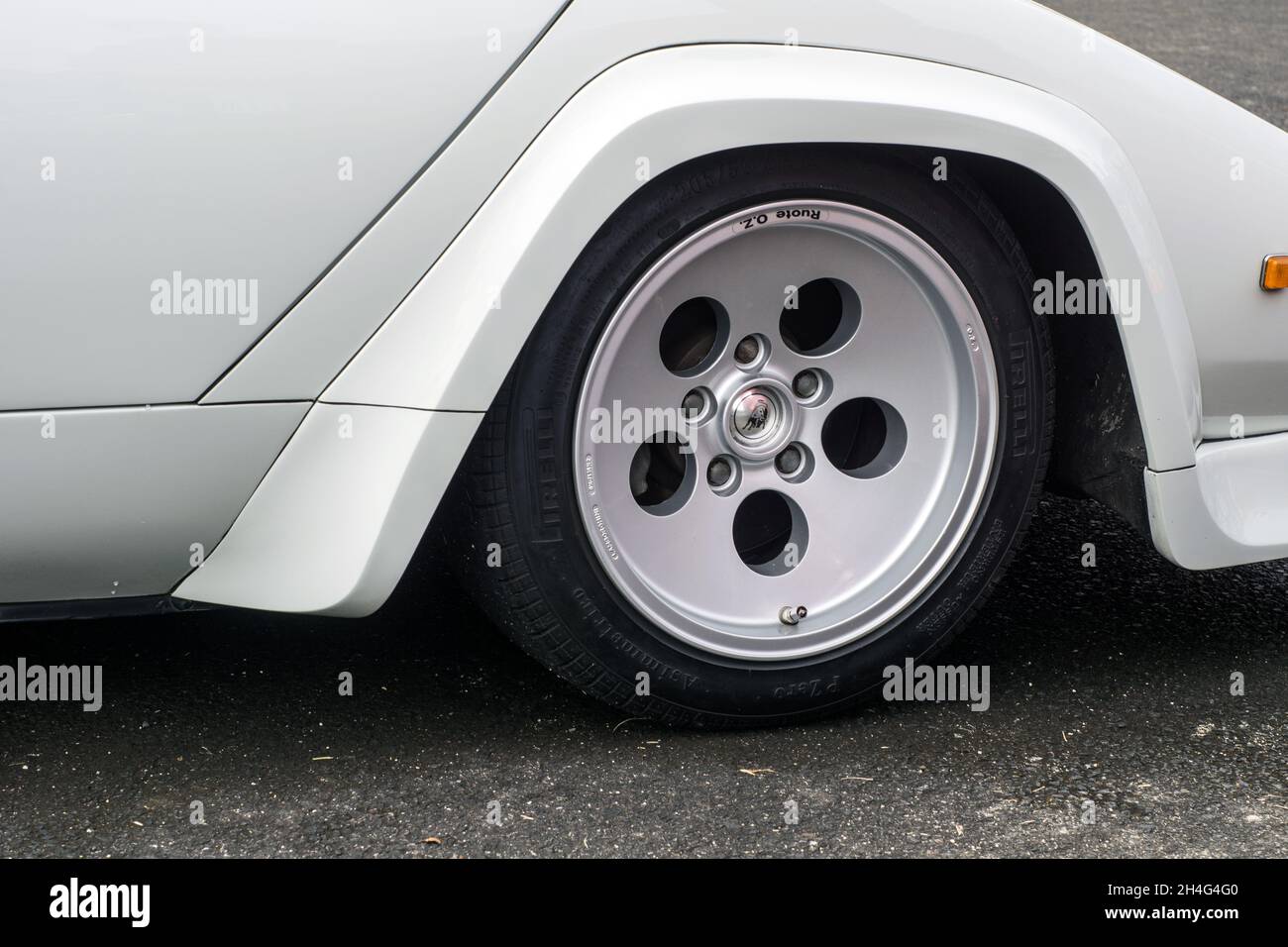 Gros plan d'une roue avant en alliage d'argent Campagnolo sur une Lamborghini Countach LP5000 Quatrovalvole sport super voiture Banque D'Images