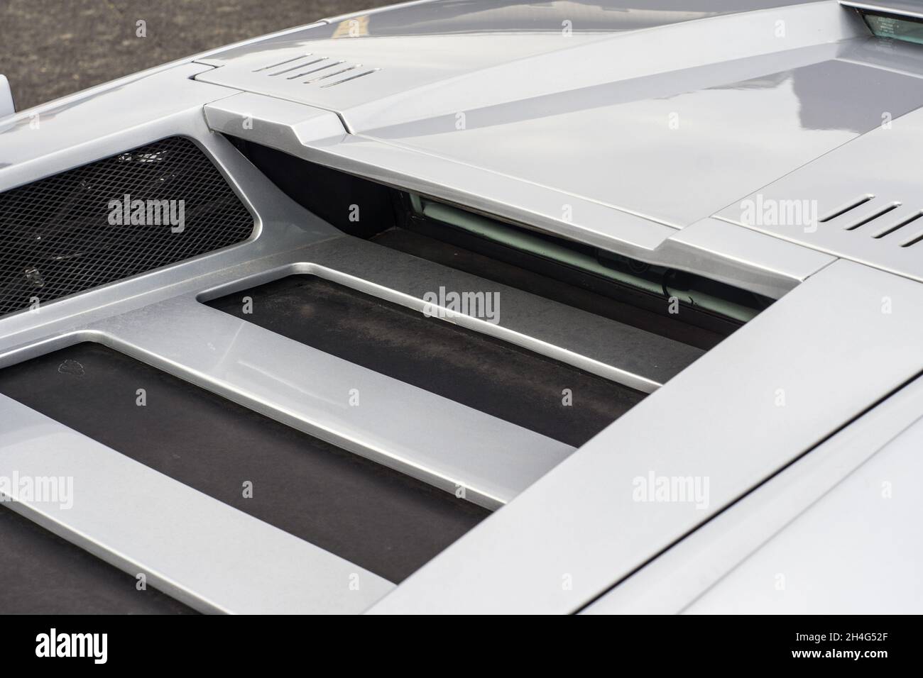 Gros plan sur les panneaux de toit d'une voiture de sport Lamborghini Countach LP400 argentée Banque D'Images