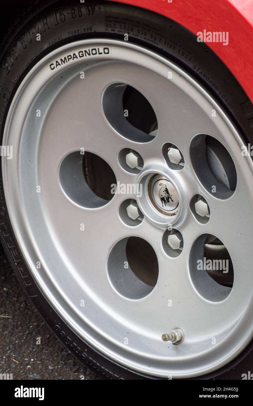 Gros plan de la roue avant en alliage d'argent Campagnolo sur une voiture de sport Lamborghini Countach LP400s rouge Banque D'Images