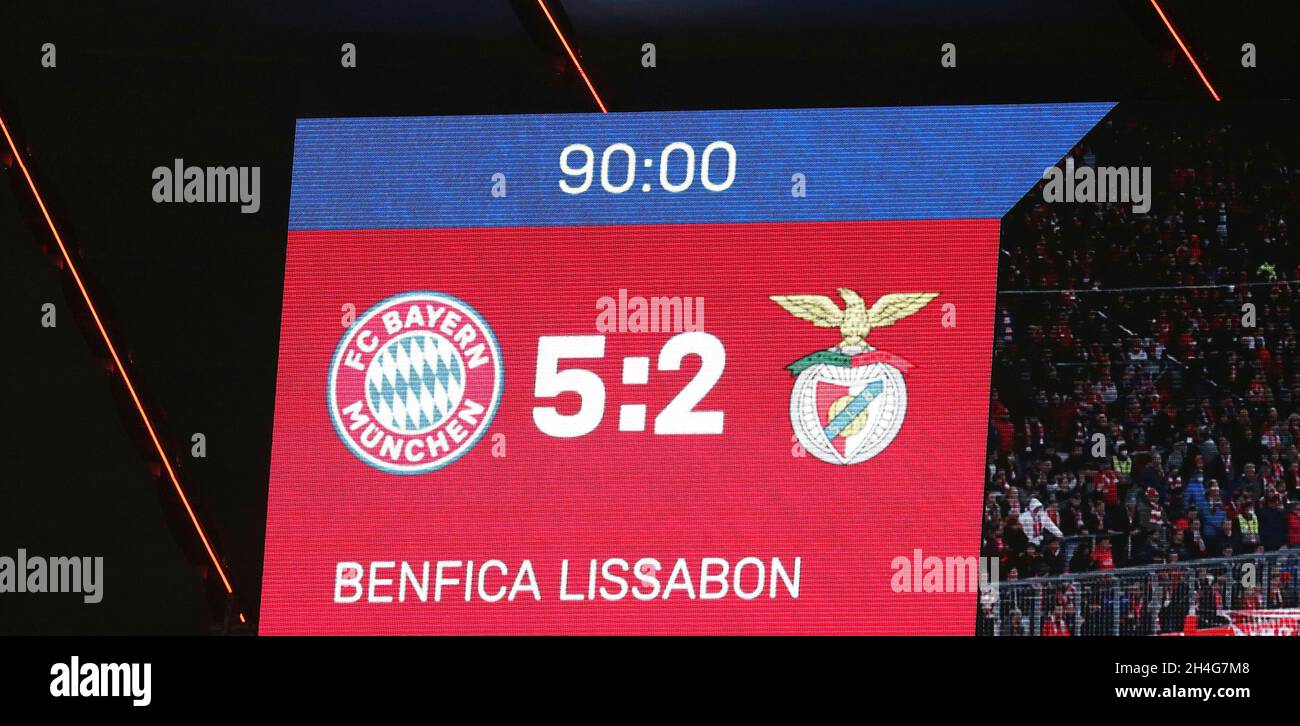 Firo : 02.11.2021, Fuvuball, Ligue des champions de l'UEFA, CL, CHL,Saison  2021/2022, scène de groupe, FC Bayern Mvºnchen - Benfica mur vidéo de  Lisbonne avec résultat final Photo Stock - Alamy