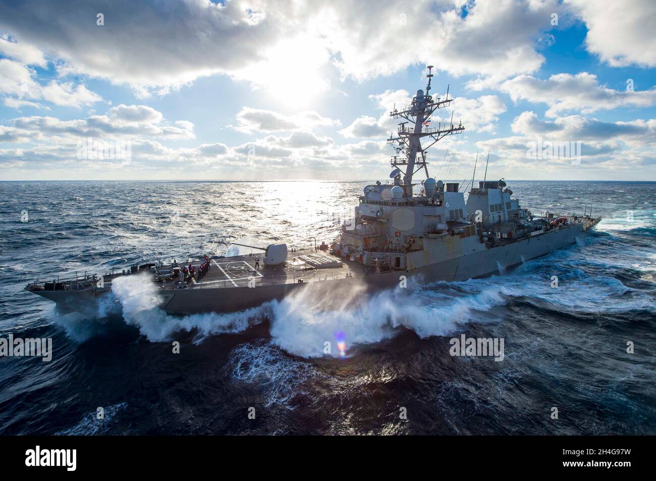 210221-N-MD713-1059 OCÉAN ATLANTIQUE (FÉV21, 2021) le destroyer de missiles guidés de classe Arleigh Burke USS Mitscher (DDG-57) se prépare à conduire un ravitaillement en mer avec le porte-avions de classe Nimitz USS Dwight D. Eisenhower (CVN 69).IKE opère dans l'océan Atlantique à l'appui des opérations navales afin de maintenir la stabilité et la sécurité maritimes afin d'assurer l'accès, de prévenir l'agression et de défendre les intérêts américains, alliés et partenaires.(É.-U.Navy photo by Mass communication Specialist 3rd Class Cameron Pinske/Released) Banque D'Images