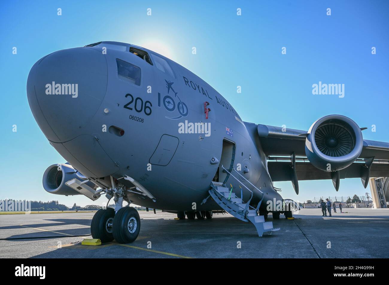 Une Royal Australian Air Force C-17 Globemaster III se trouve sur la ligne aérienne lors du déchargement d'un avion le 30 octobre 2021, à la base aérienne de Yokota, au Japon.L'avion transportait un MH-60R Seahawk de la Marine royale australienne, affecté à l'escadron 816, en direction de HMAS Brisbane.(É.-U.Photo de la Force aérienne par le sergent d'état-major.Juan Torres) Banque D'Images