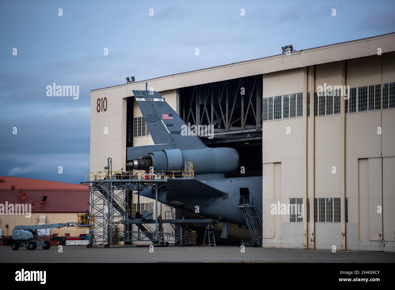 Des aviateurs américains du 660ème Escadron de maintenance d'aéronefs travaillent sur la queue d'une rallonge KC-10 le 1er novembre 2021, à la base aérienne de Travis, en Californie.Les aviateurs affectés au 660ème AMM assurent l’entretien, la réparation et l’avancement de la flotte d’aéronefs KC-10 de Travis AFB.(É.-U.Photo de la Force aérienne par Nicholas Pilch) Banque D'Images