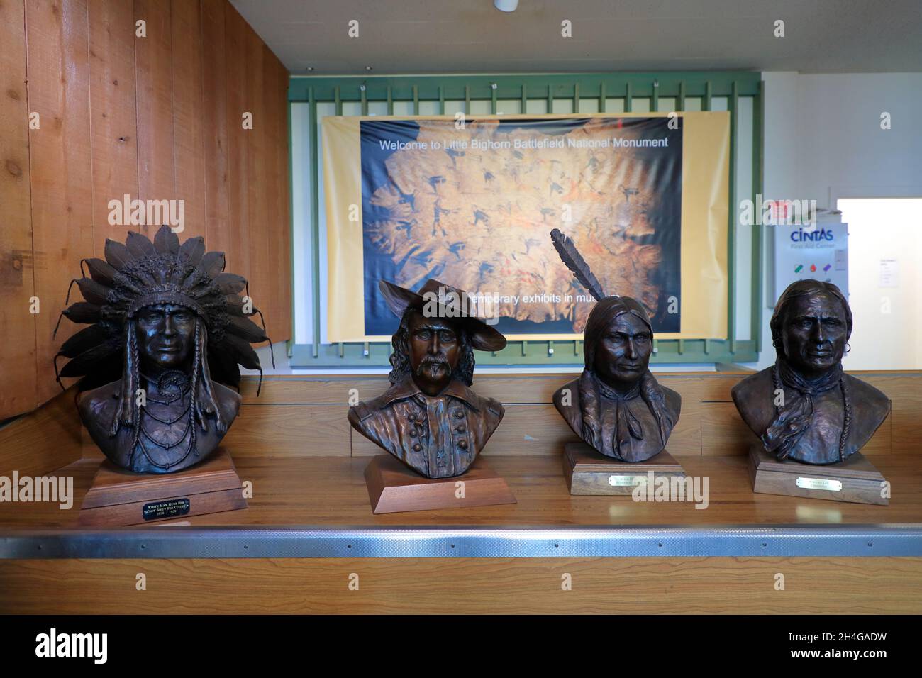 Bustes de White Man lui dirige, George Armstrong Custer, Gall Phizi et Wooden Leg (de gauche à droite) exposition dans le centre des visiteurs musée du champ de bataille de Little Bighorn Monument national.Crow Agency.Montana.USA Banque D'Images