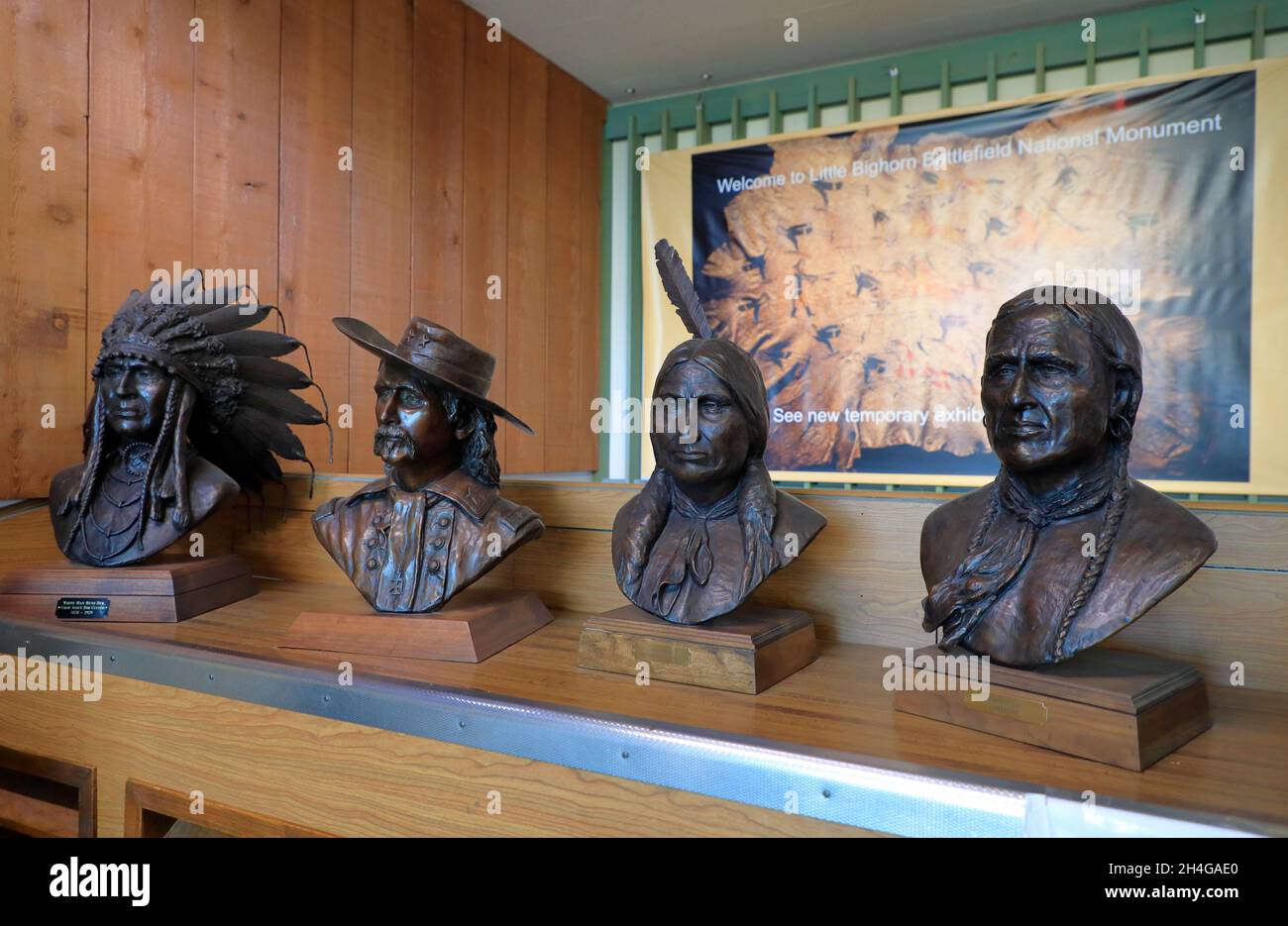Bustes de White Man lui dirige, George Armstrong Custer, Gall Phizi et Wooden Leg (de gauche à droite) exposition dans le centre des visiteurs musée du champ de bataille de Little Bighorn Monument national.Crow Agency.Montana.USA Banque D'Images