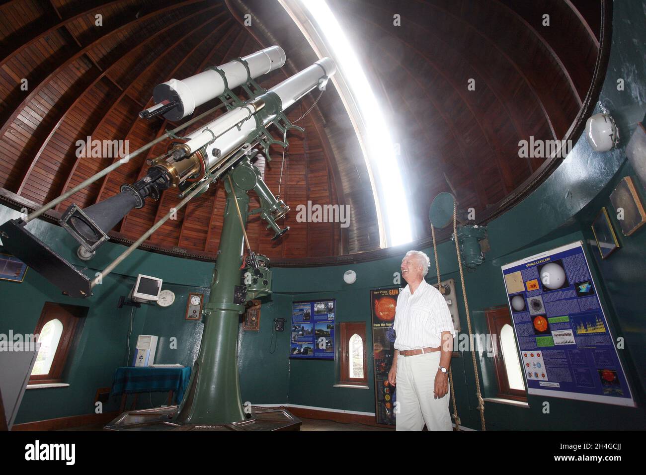 ISTANBUL, TURQUIE - 2 SEPTEMBRE : télescope d'observatoire astronomique à l'Observatoire de Kandilli le 2 septembre 2009 à Istanbul, Turquie.Observatoire, qui est également spécialisé dans la recherche sur les tremblements de terre. Banque D'Images