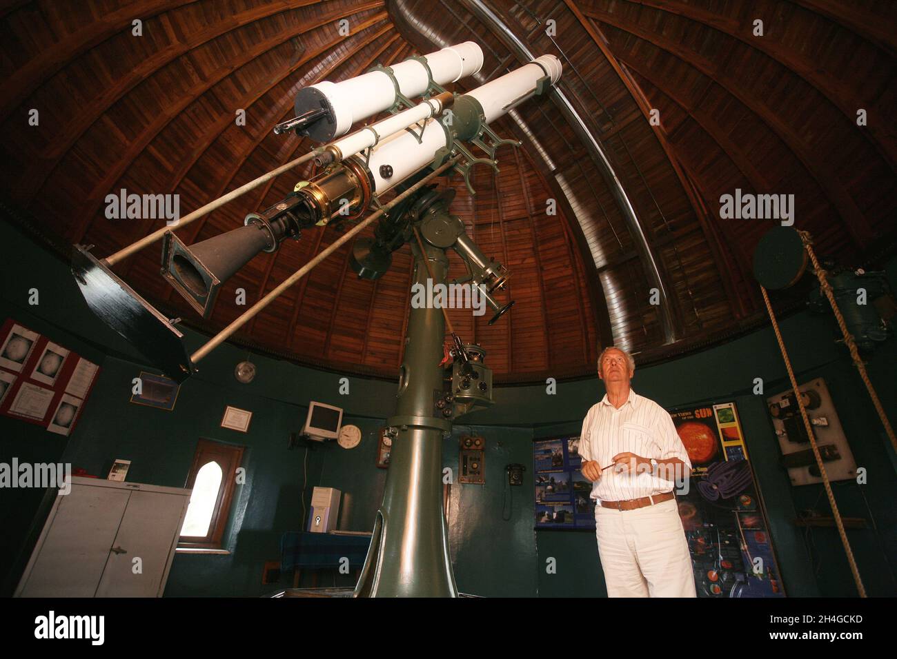 ISTANBUL, TURQUIE - 2 SEPTEMBRE : télescope d'observatoire astronomique à l'Observatoire de Kandilli le 2 septembre 2009 à Istanbul, Turquie.Observatoire, qui est également spécialisé dans la recherche sur les tremblements de terre. Banque D'Images