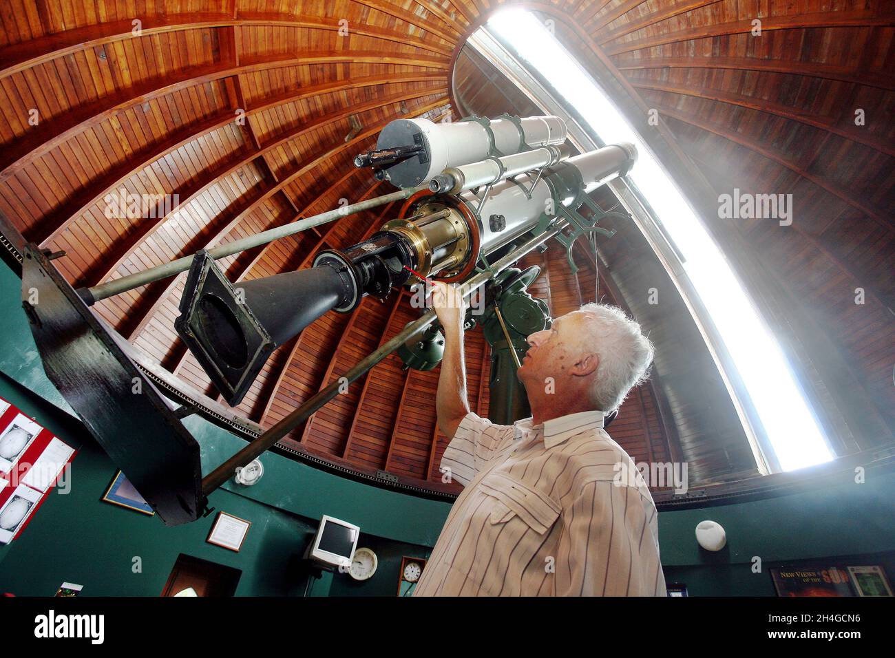 ISTANBUL, TURQUIE - 2 SEPTEMBRE : télescope d'observatoire astronomique à l'Observatoire de Kandilli le 2 septembre 2009 à Istanbul, Turquie.Observatoire, qui est également spécialisé dans la recherche sur les tremblements de terre. Banque D'Images