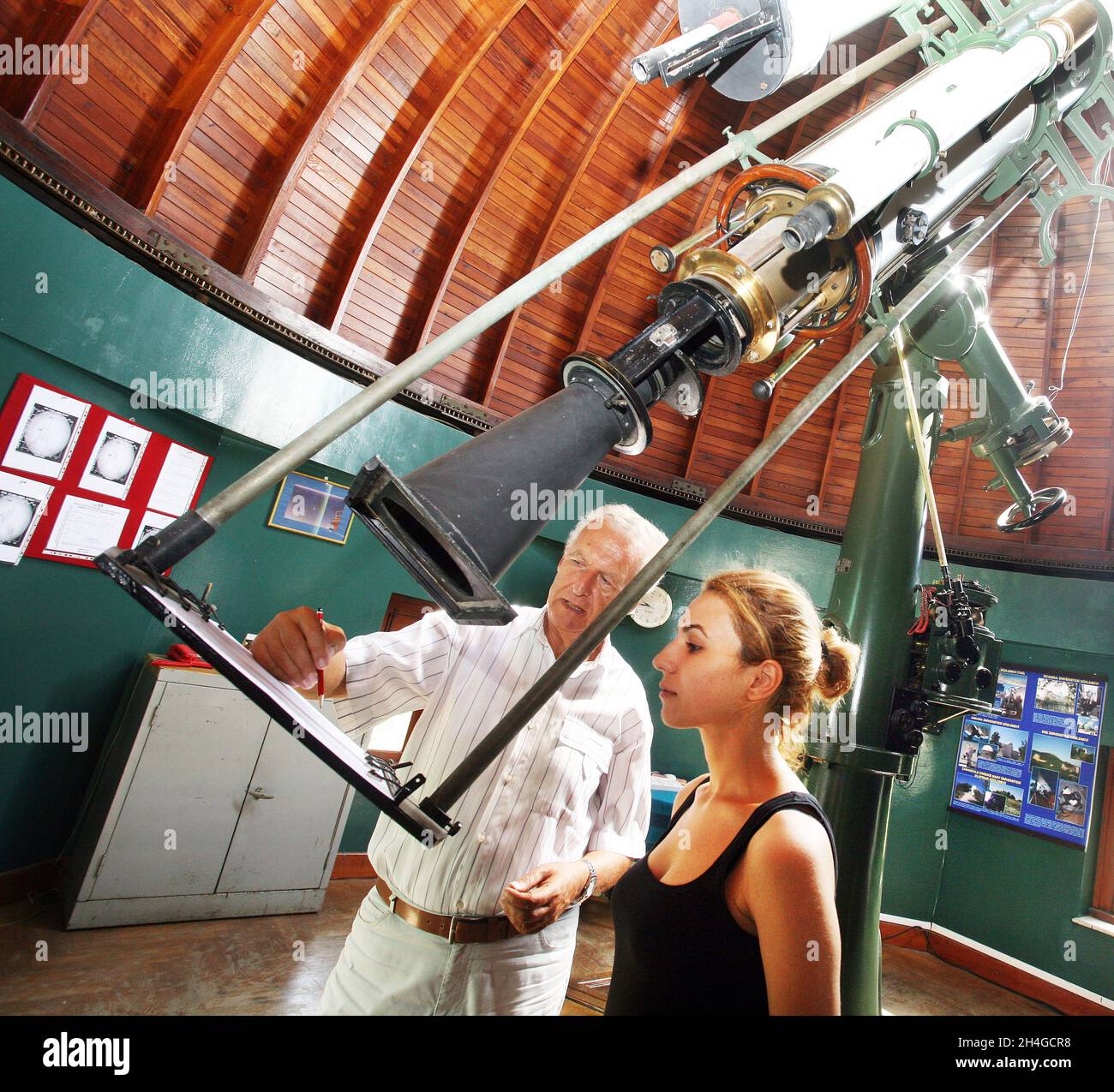 ISTANBUL, TURQUIE - 2 SEPTEMBRE : télescope d'observatoire astronomique à l'Observatoire de Kandilli le 2 septembre 2009 à Istanbul, Turquie.Observatoire, qui est également spécialisé dans la recherche sur les tremblements de terre. Banque D'Images