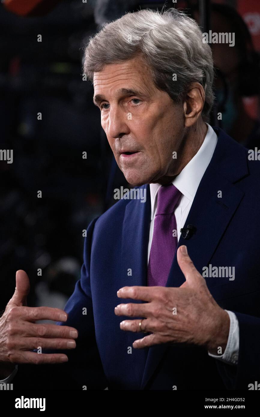 Glasgow, Écosse, Royaume-Uni.2 novembre 2021.PHOTO : John Kerry, envoyé spécial présidentiel américain pour le climat.Les dirigeants du monde se réunissent cet après-midi à la Conférence COP26 sur les changements climatiques à Glasgow.Crédit : Colin Fisher/Alay Live News Banque D'Images