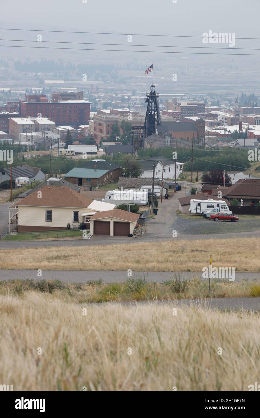 Vue de Butte avec cadre de tête d'arbre de mine et drapeau US sur TOP.Butte.Montana.USA Banque D'Images