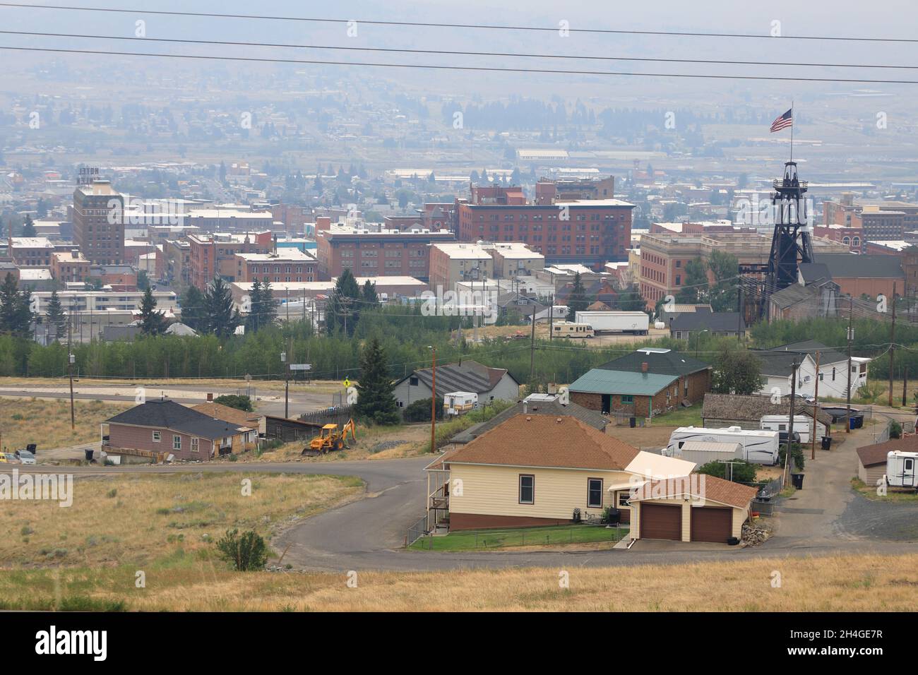 Vue de Butte avec cadre de tête d'arbre de mine et drapeau US sur TOP.Butte.Montana.USA Banque D'Images