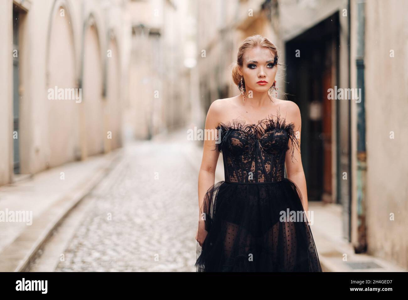 Une mariée élégante dans une robe de mariage noire pose dans l'ancienne  ville française d'Avignon.Modèle dans une belle robe noire.Prenez des  photos en Provence Photo Stock - Alamy