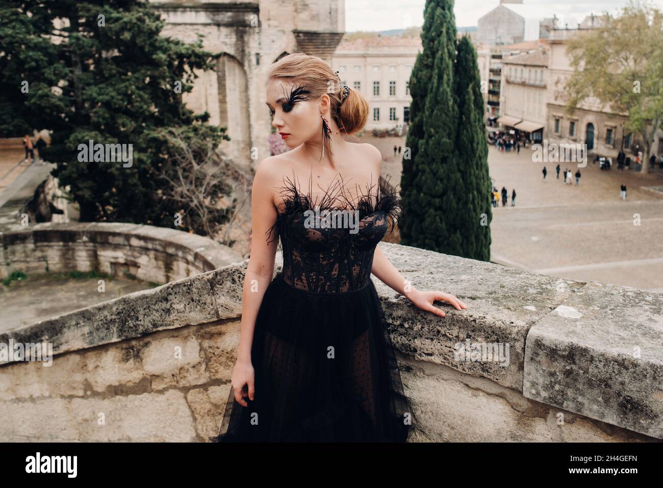 Une mariée élégante dans une robe de mariage noire pose dans l'ancienne  ville française d'Avignon.Modèle dans une belle robe noire.Prenez des  photos en Provence Photo Stock - Alamy