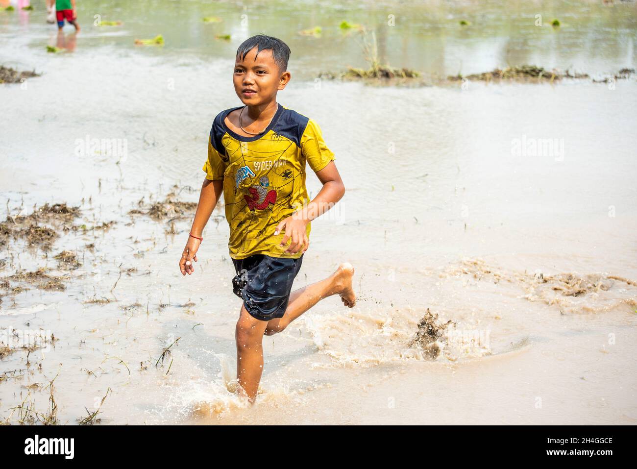 An Giang 21 septembre 2019.Les enfants jouent sur le champ de riz dans le festival traditionnel cambodgien sur le terrain Banque D'Images