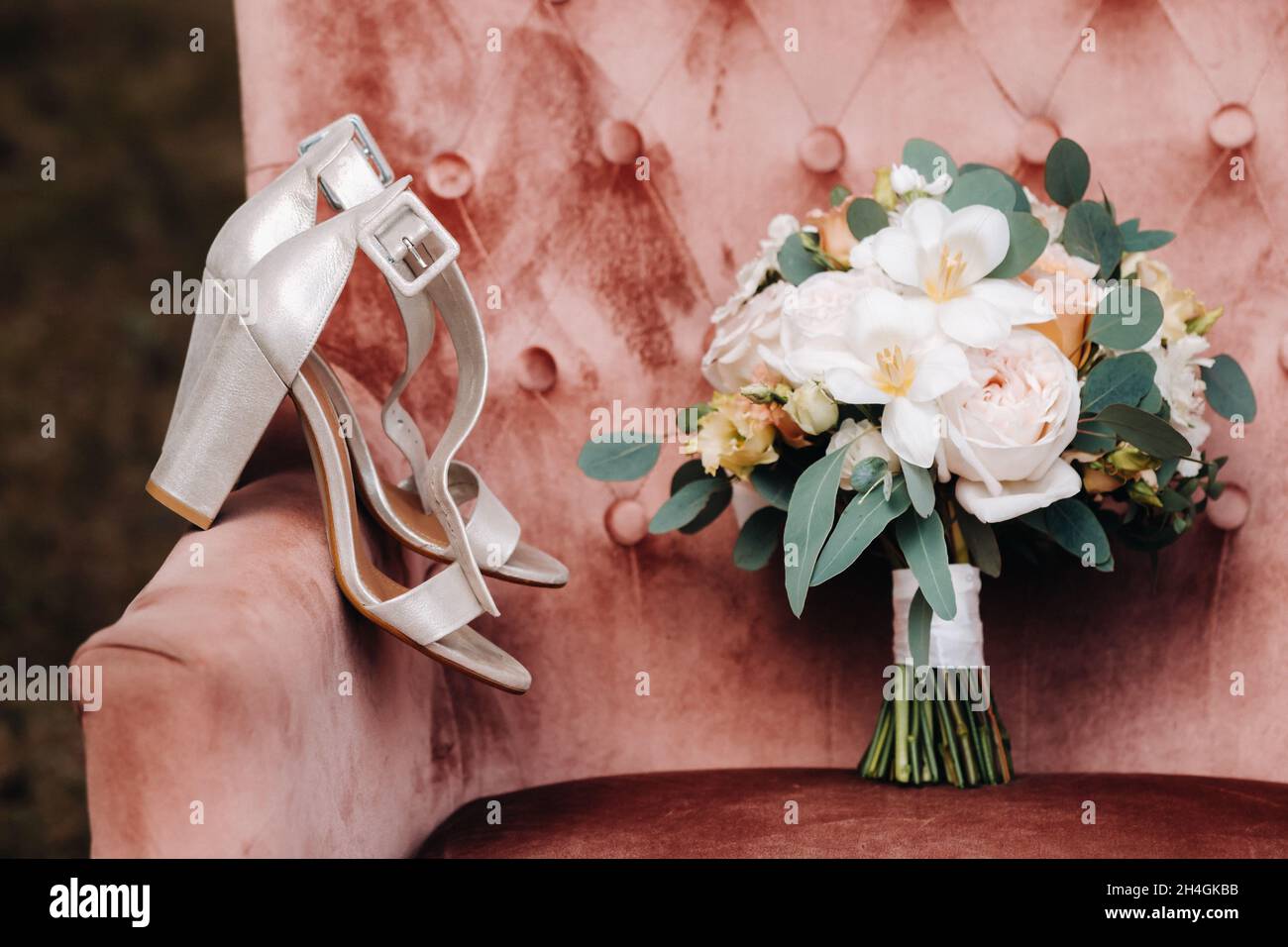 Bouquet de mariage avec pivoines et roses sur une chaise et boutonnière. Le  décor du mariage Photo Stock - Alamy